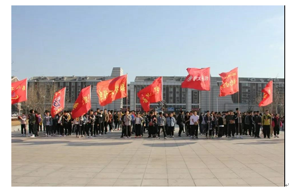 团委：翻山越岭3.png